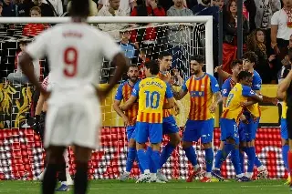 Sevilla se acerca a la zona de descenso tras caer ante el Valencia