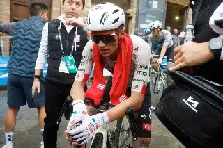 ¡No puede ser! Isaac Del Toro se retira de la Itzulia tras sufrir una caída