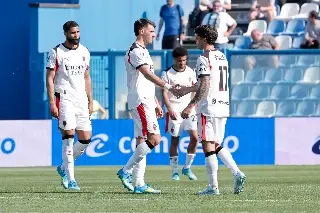 Santi Giménez y AC Milan tropiezan ante Sassuolo