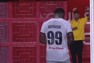 Abandona la cancha en pleno partido y señala a su propio compañero por amañar partido (VIDEO)