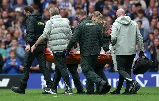 Debuta con el Chelsea y termina en el hospital tras duro choque de cabezas (VIDEO)