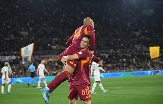 Roma golea a la Fiorentina y se acerca a zona de Champions League 