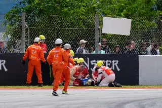 Operan con éxito a piloto tras terrible accidente en el Moto GP (VIDEO)
