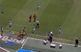Jugador de la Sub-19 de Santos agrede a DT rival en pleno partido (VIDEO)