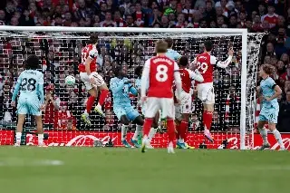 Arsenal gana y acaricia el título de la Premier League