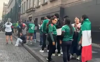 Aficionados madrugan para asegurar su lugar en el Fan Fest del Zócalo de la CDMX (VIDEO)