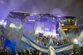 Jugadores de la selección argentina regresan a su país tras la final ante España