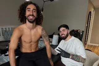 ¡Sí cumplió! Cucurella se tatúa la cara del DT de España por ganar el Mundial