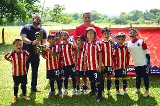 Liga Luis Pirata Fuente corona a sus campeones de la temporada 2025-2026 