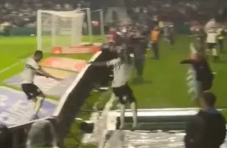 ¡Ni festejar pudo! Futbolista brasileño cae a un túnel, se lesiona y su gol es anulado (VIDEO)