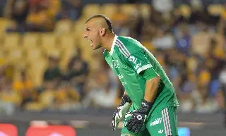 Nahuel Guzmán se vuelve loco y agrede a árbitro en pleno juego (VIDEO)