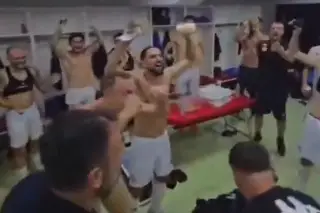 Directivo tira billetes a sus jugadores tras clasificar a la Conference League (VIDEO)