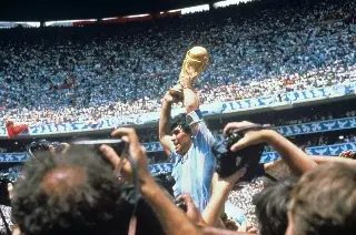 Balón de la 'Mano de Dios' de Maradona es vendido por una cifra multimillonaria