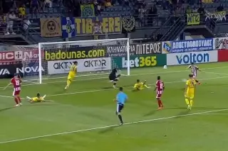 ¡Le dio al travesaño! 'Hormiga' Gónzalez comete tremenda falla en su debut con Olympiacos (VIDEO)