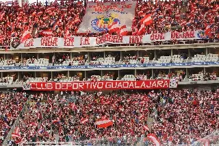 Aficionadas de Chivas fueron expulsadas del Estadio Akron por gritos racistas (VIDEO)