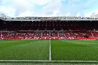 Por si no sabes en qué gastar tu dinero... Manchester United vende el pasto de su estadio