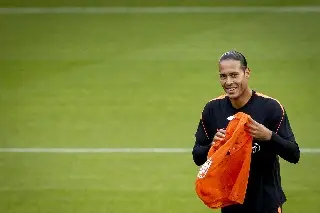 Virgil van Dijk vive tenso cruce con periodista en plena conferencia