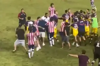 Chivas y América se enfrentan en la 'talacha' y terminan en tremenda pelea campal (VIDEO)
