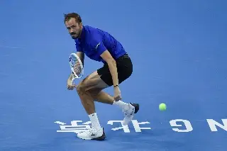 Medvedev descalificado en China tras darle un pelotazo en la cara a un aficionado (VIDEO)