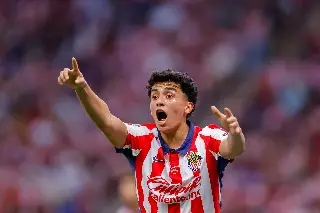 Jugador de Chivas se burla de afición del América y les 'pinta dedo' (VIDEO)