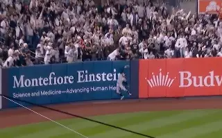 ¡Increíble! Fan interviene y evita que Yankees anote home run (VIDEO)