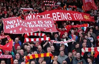 Fans de Liverpool muestran su repudio al Manchester City tras irregularidades (FOTOS)