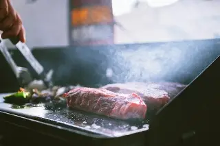 ¿Cómo organizar una carne asada en el balcón usando una parrilla eléctrica?