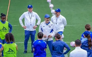 Cruz Azul analiza despedir a DT tras posar con la playera del América