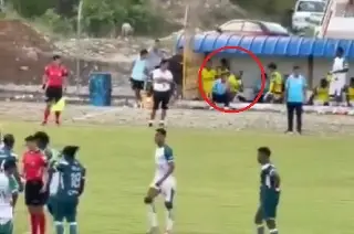 ¡Lamentable escena! Futbolista ataca a un árbitro con una piedra (VIDEO)