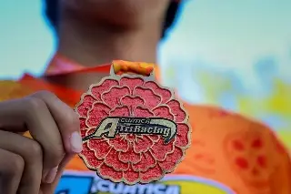 Revelan vistosas medallas y playera oficial del Acuatlón Día de Muertos 2026 