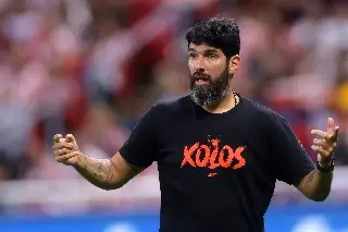 ¡Perdió la cabeza! 'Loco' Abreu invade cancha para increpar al árbitro (VIDEO)